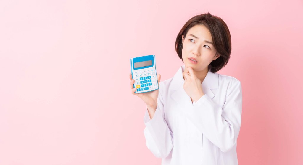 美容部員　給与　年収
